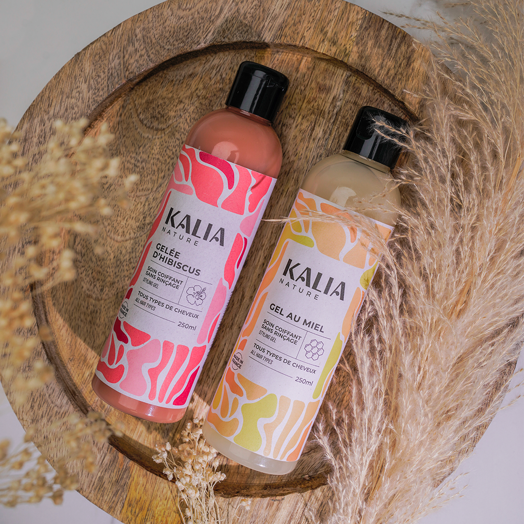 La Gelée d'Hibiscus vs. le Gel au Miel : Quelle Option Choisir pour vos Cheveux ?