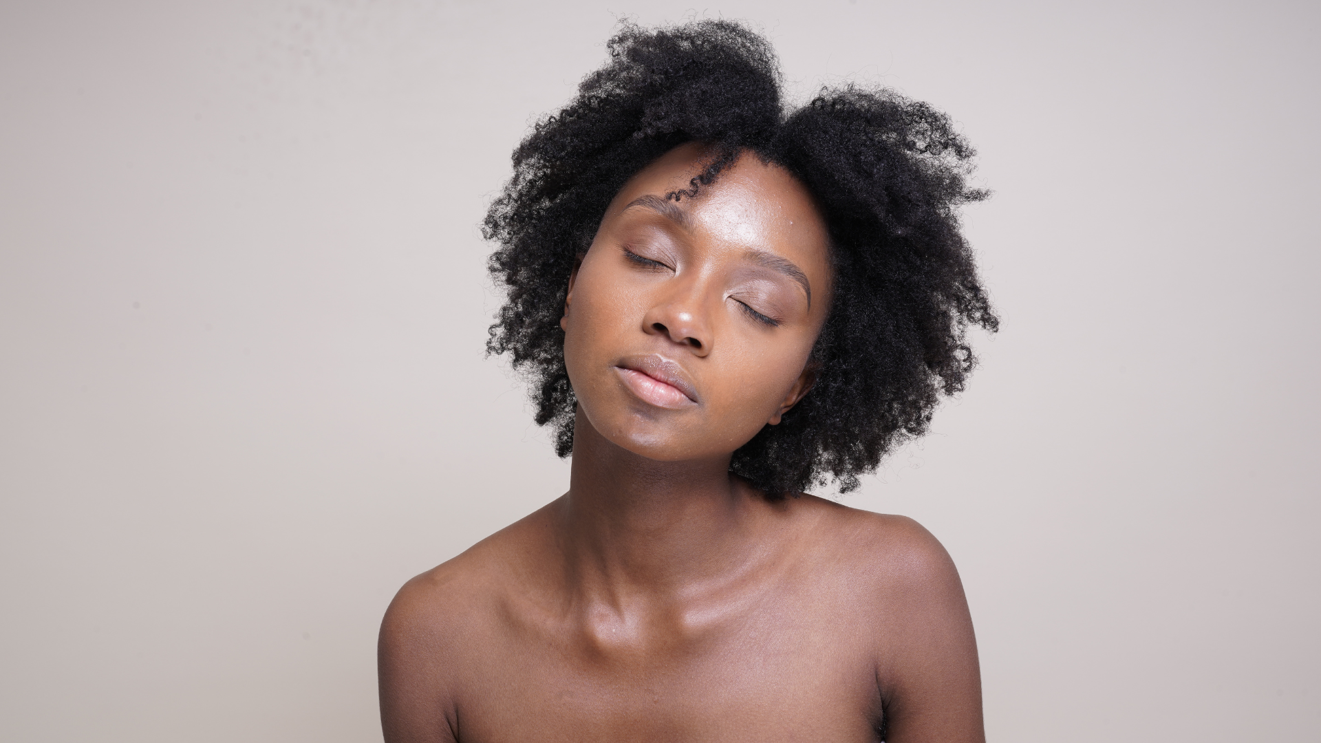 Cheveux crépus : Pourquoi il est essentiel de les hydrater ?