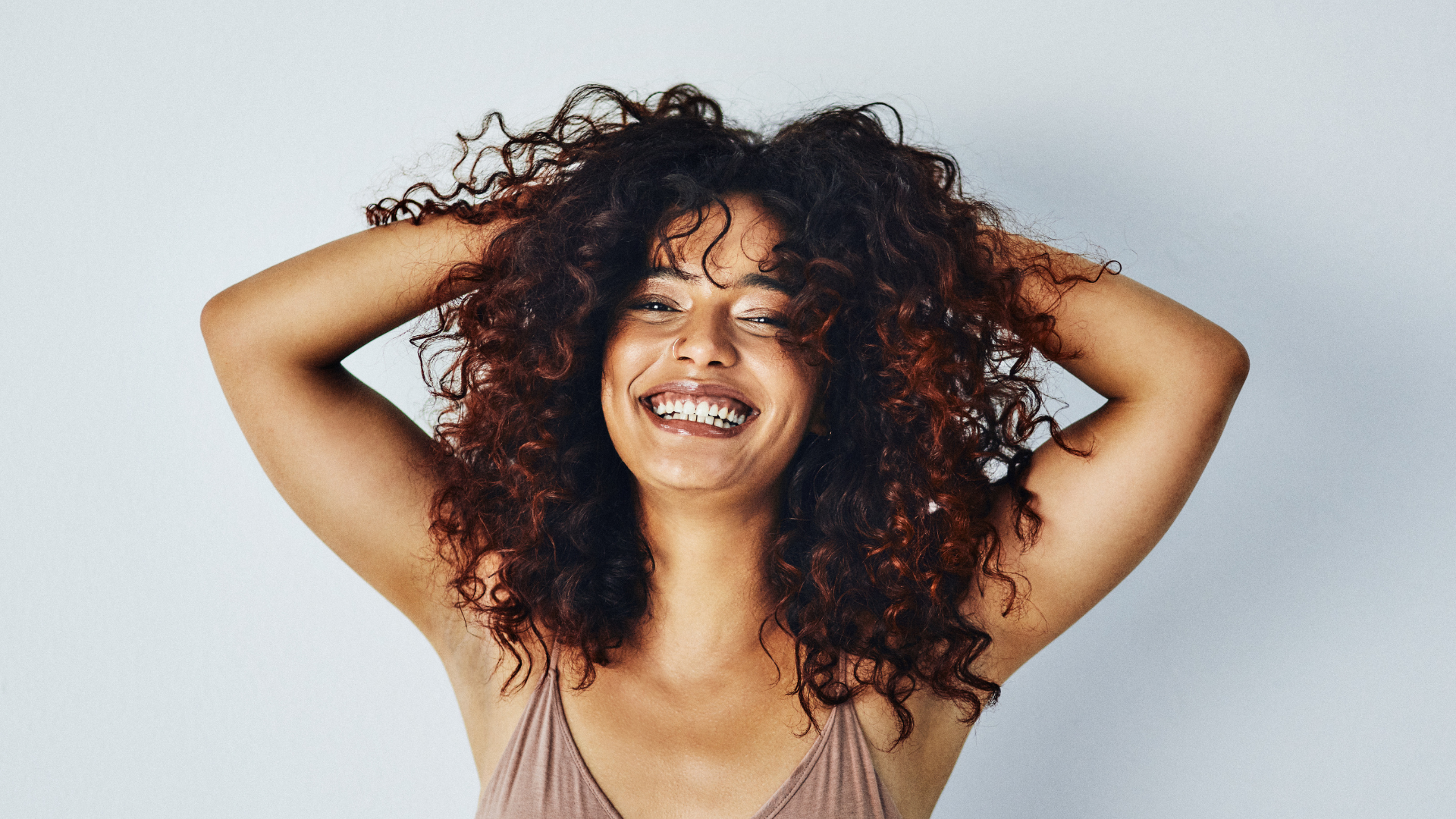 Les 5 essentiels de votre routine capillaire pour sublimer vos cheveux bouclés