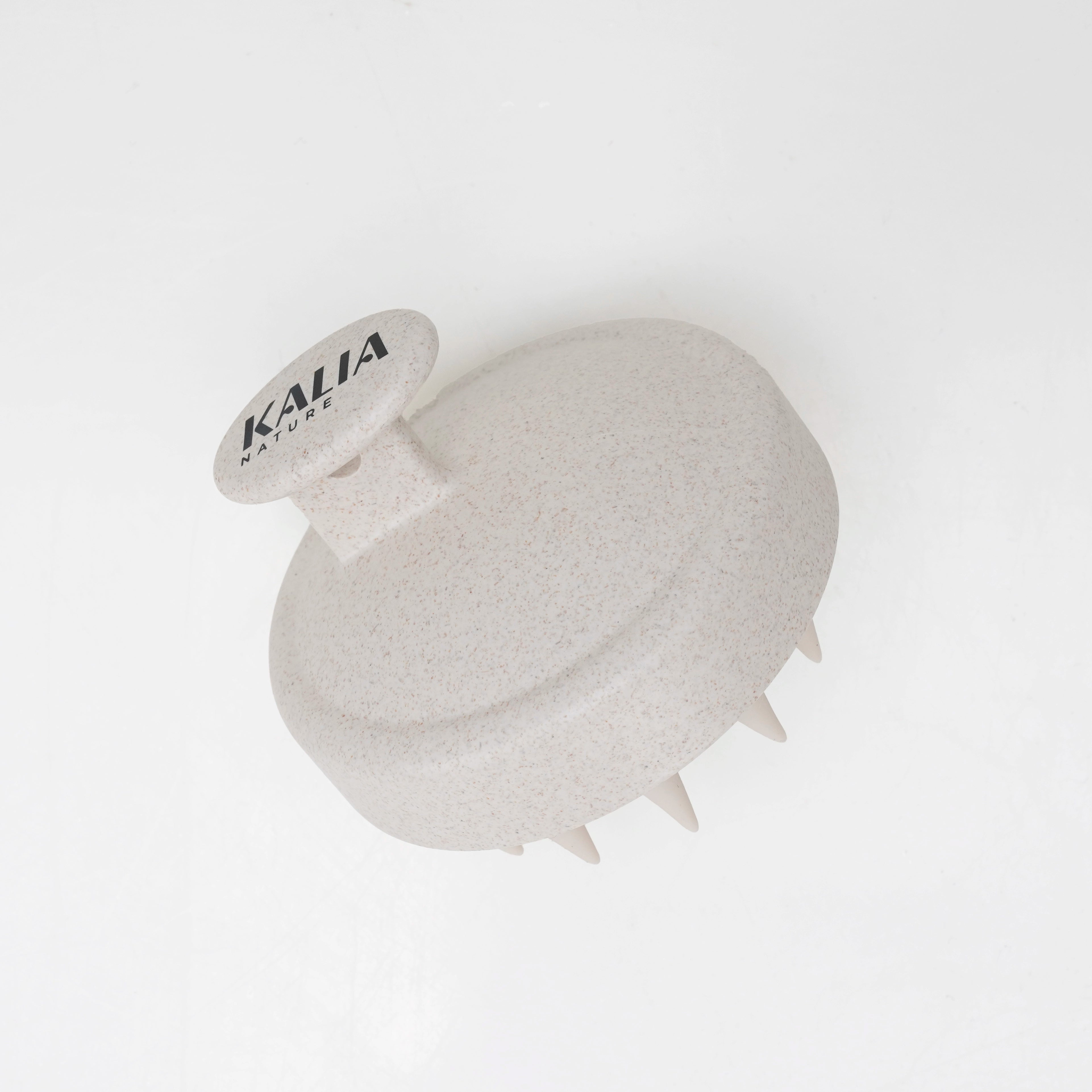 Photo du dos de l’accessoire brosse stimulante de chez Kalia Nature, parfaite pour masser son cuir chevelu.