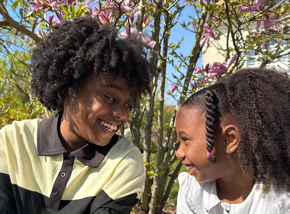 Photo de 2 enfants aux cheveux texturés