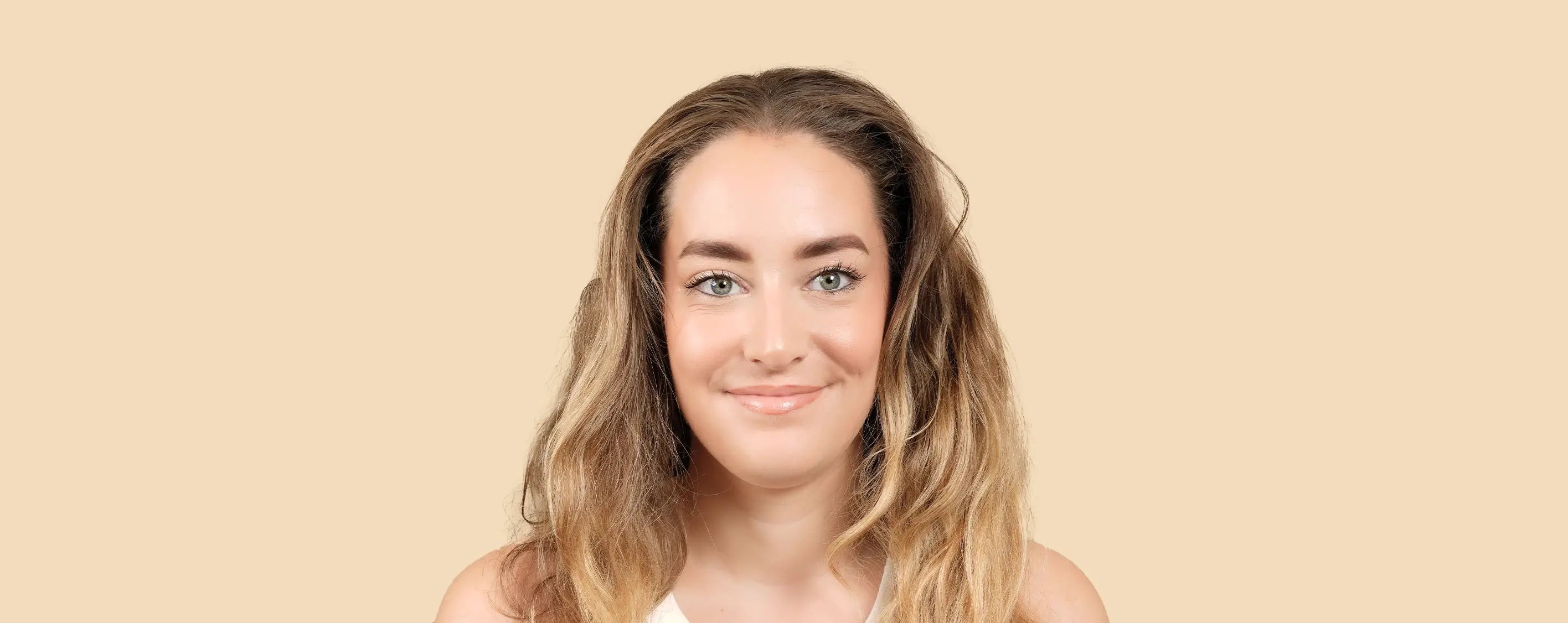 photo cheveux bouclés avant d'un modèle