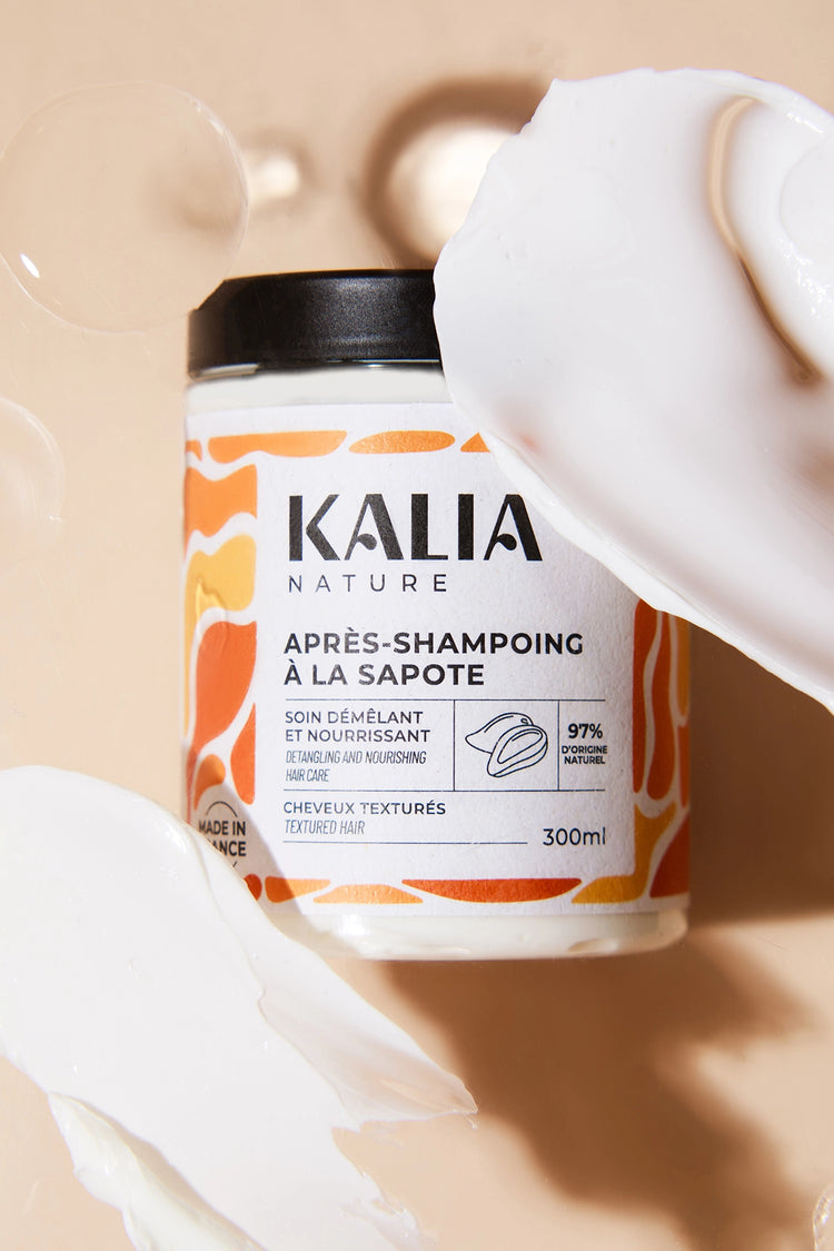 photo scénarisée mettant en valeur l'Après-Shampoing à la Sapote Kalia Nature – soin crémeux et nourrissant pour des cheveux doux et faciles à démêler.