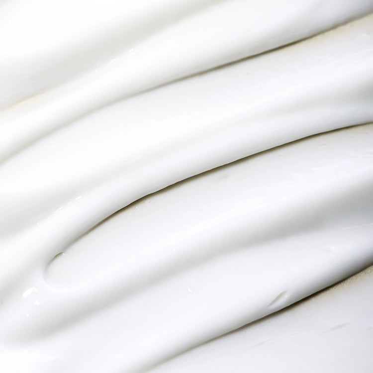 Gros plan sur la texture légère de la crème Murumuru de Kalia Nature