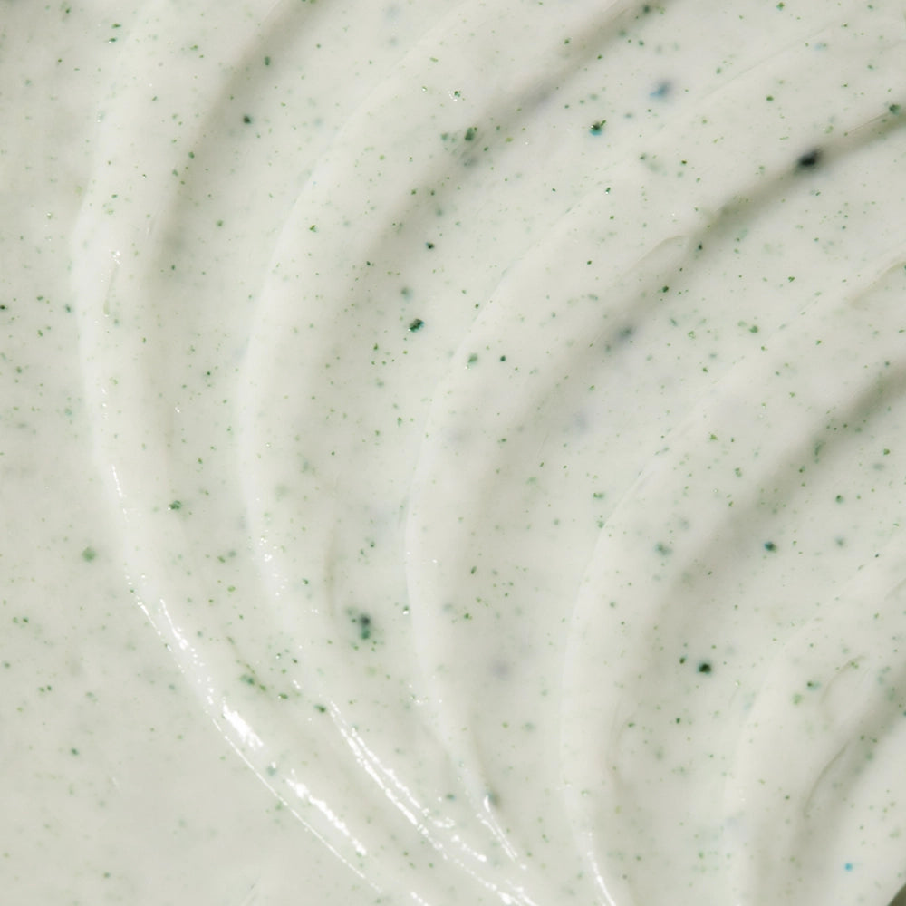 Texture lisse et crémeuse du Masque Coco-Spiruline Kalia Nature, enrichie en spiruline pour des cheveux doux et forts.