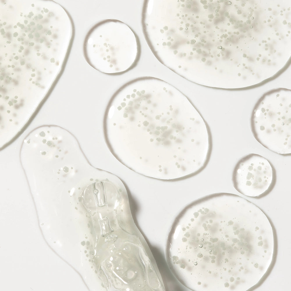 Texture du Sérum Murumuru Kalia Nature – sérum léger et revitalisant pour cheveux texturés, avec micro-perles nourrissantes.