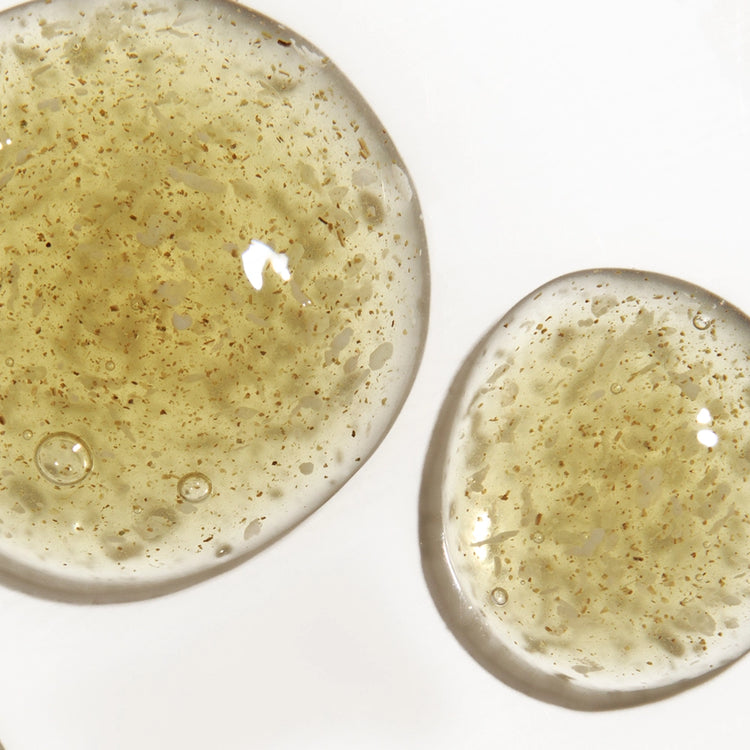 Gouttes de shampoing à l’Ortie Piquante Kalia Nature, avec éclats naturels pour un nettoyage en profondeur.