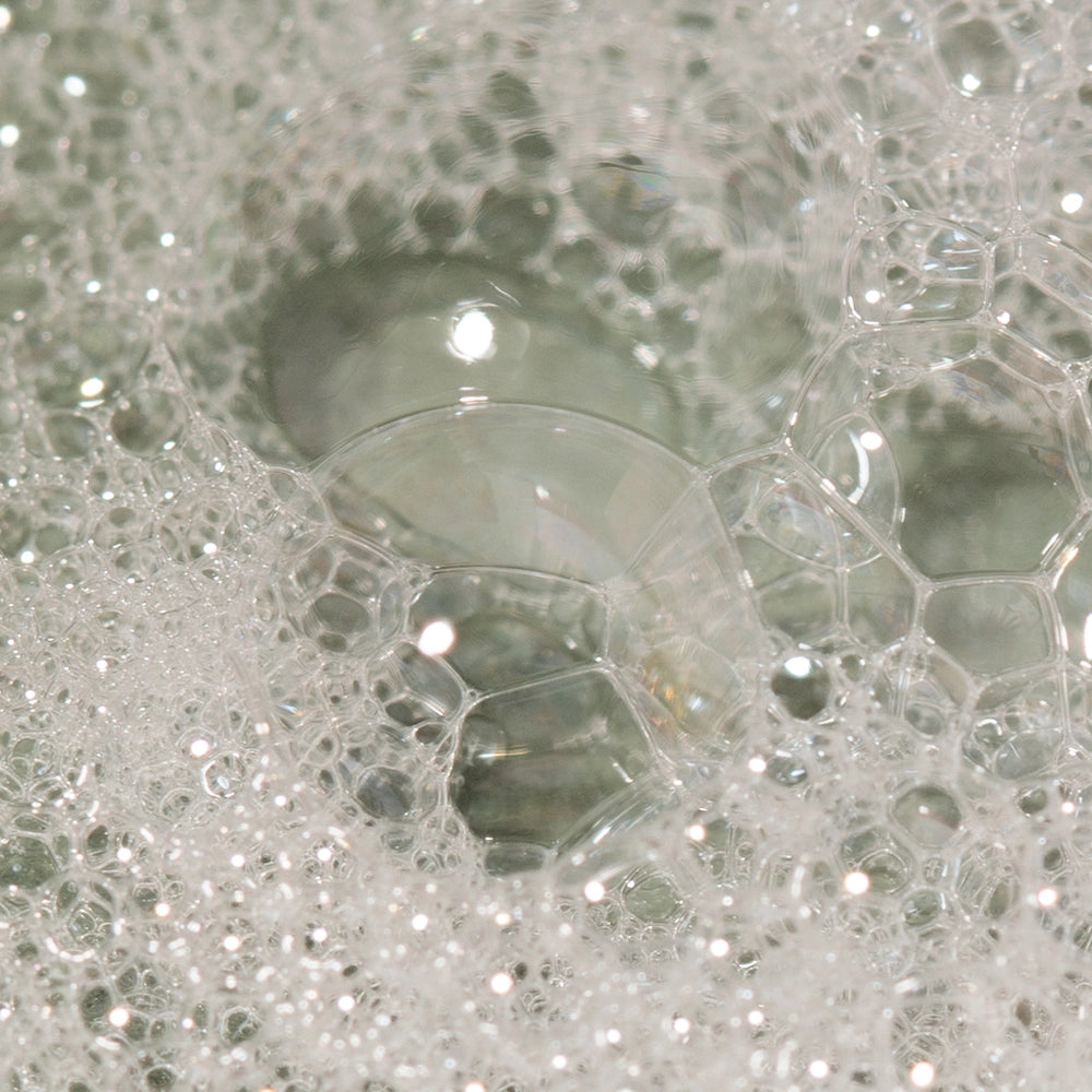 Mousse riche et légère du Shampoing Solide à l’Ortie Piquante Kalia Nature – fraîcheur et purification pour le cuir chevelu.