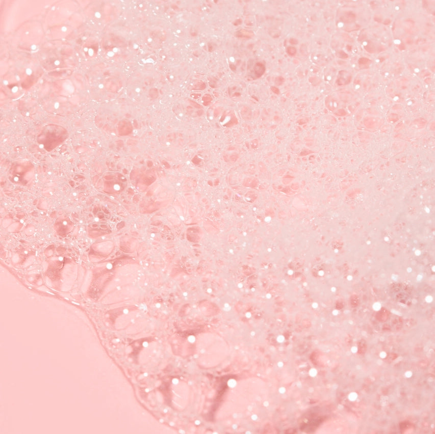 Bulles fines et légères de la mousse du Shampoing Solide Hibiscus Kalia Nature – sensation de fraîcheur et de propreté.