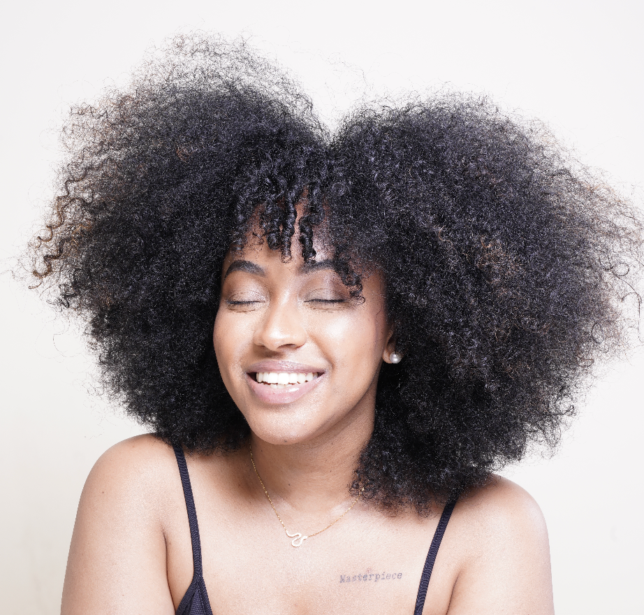 Les Cheveux Texturés et le Sébum : Comprendre l'Équilibre pour des Cheveux en Santé