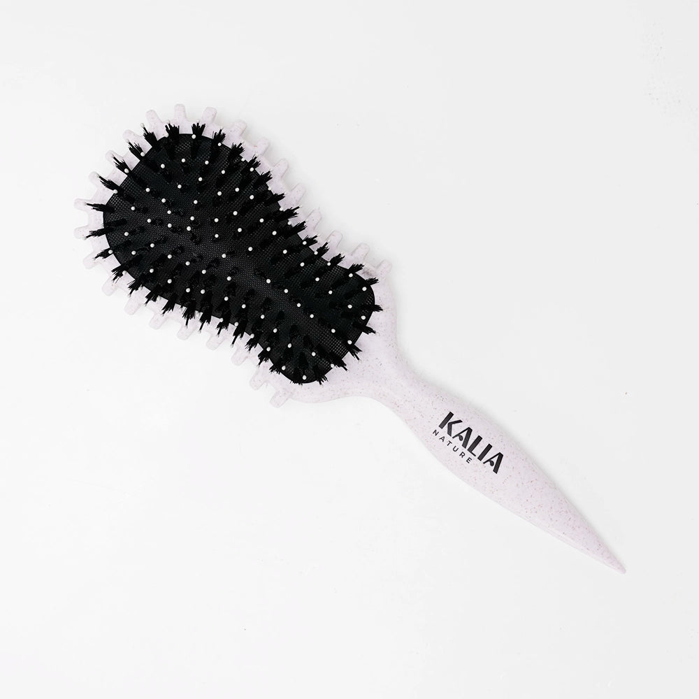 Photo de la brosse stylisante beige de Kalia Nature, idéale pour faciliter l’application des produits et définir les boucles.

