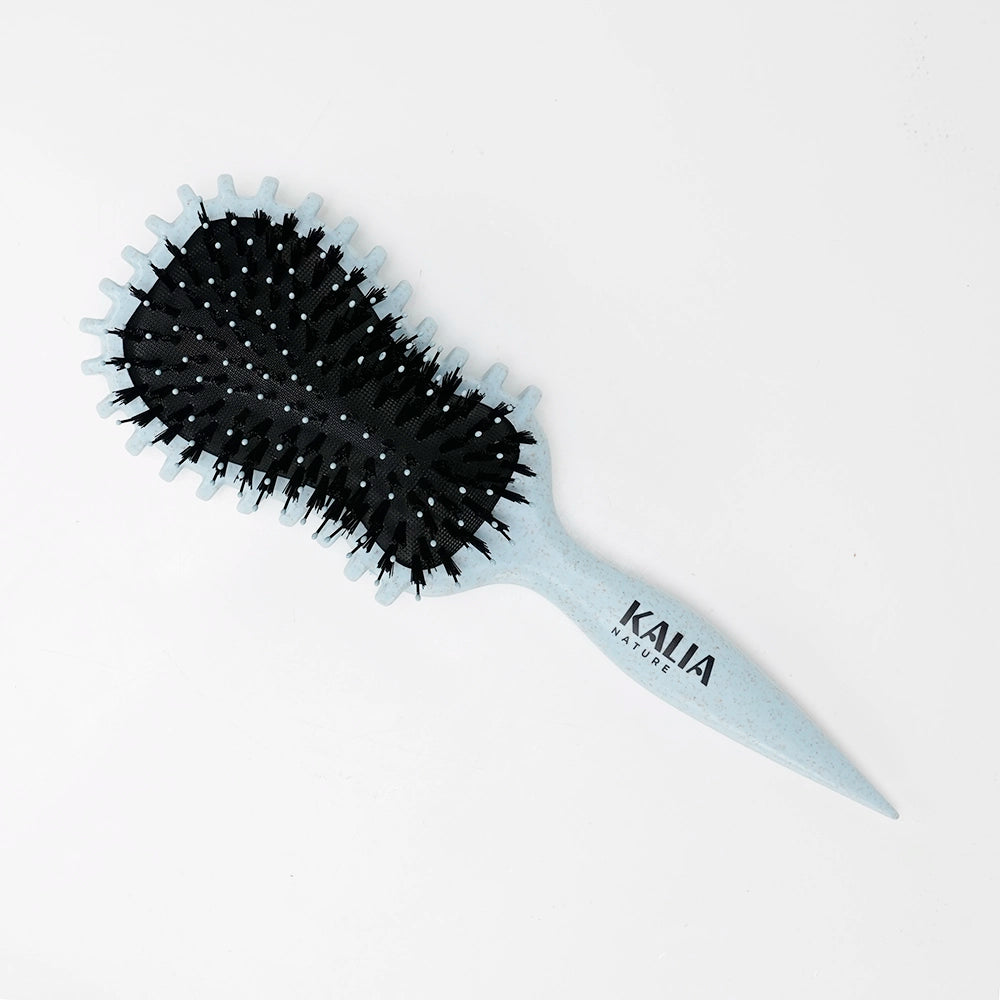 Photo de la brosse stylisante bleu de Kalia Nature, idéale pour faciliter l’application des produits et définir les boucles.