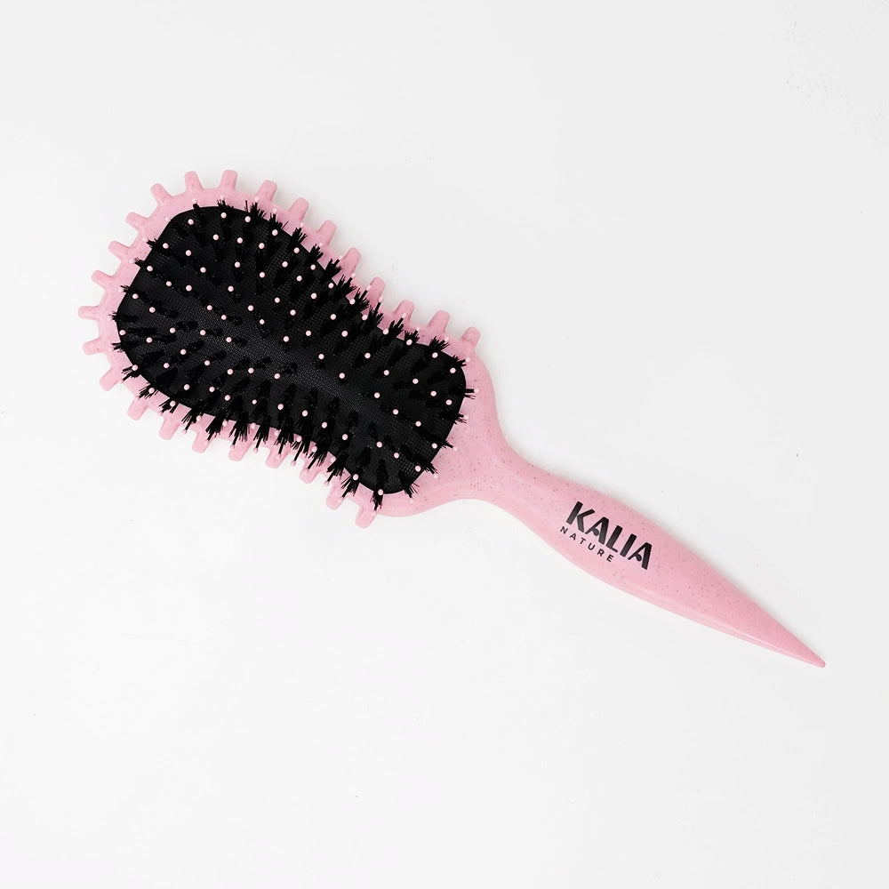 Photo de la brosse stylisante rose de Kalia Nature, idéale pour faciliter l’application des produits et définir les boucles.