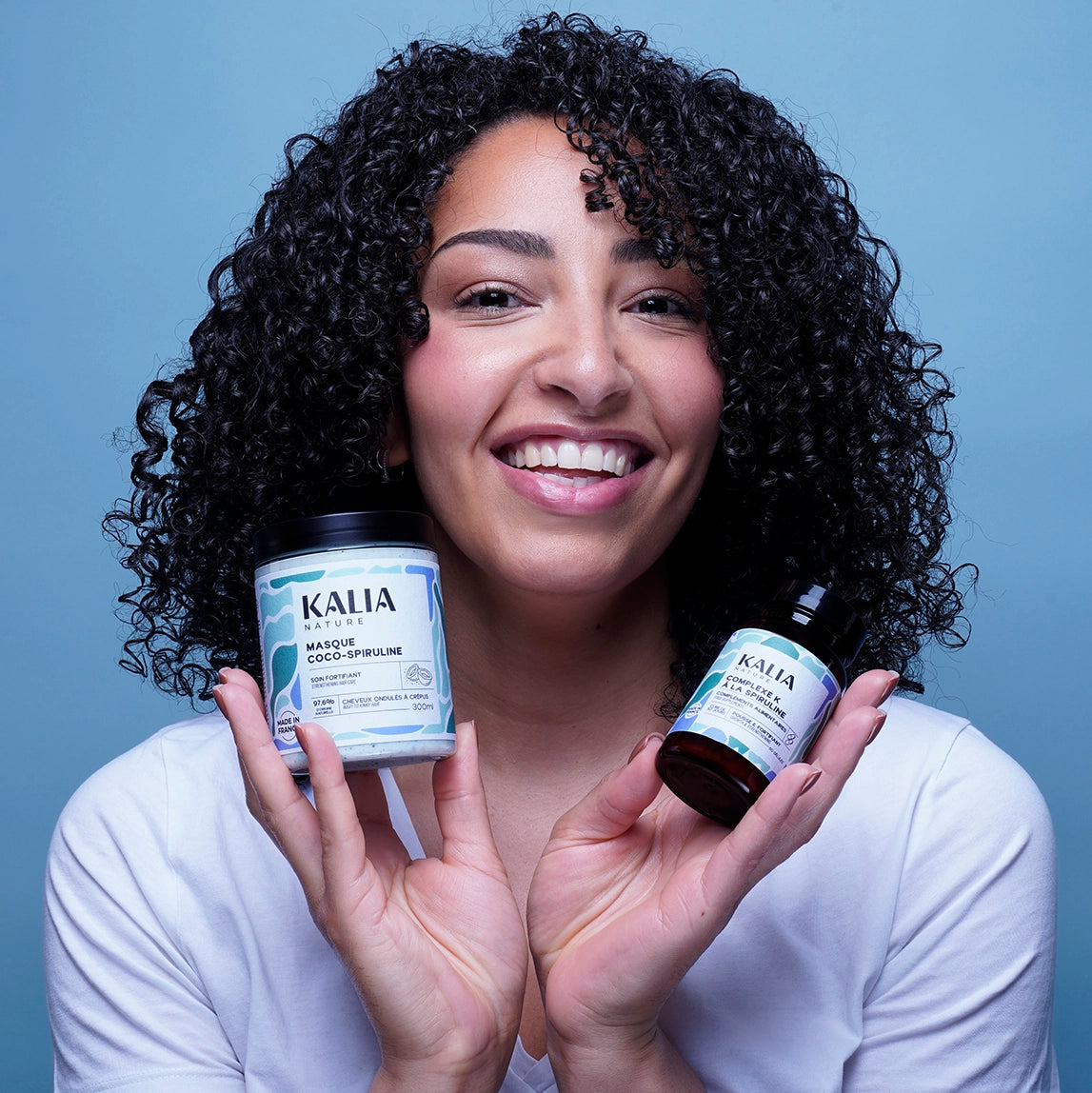 Photo modèle aux cheveux bouclés avec la routine In & Out Kalia Nature, comprenant le Complexe K à la spiruline et le Masque Coco-Spiruline.