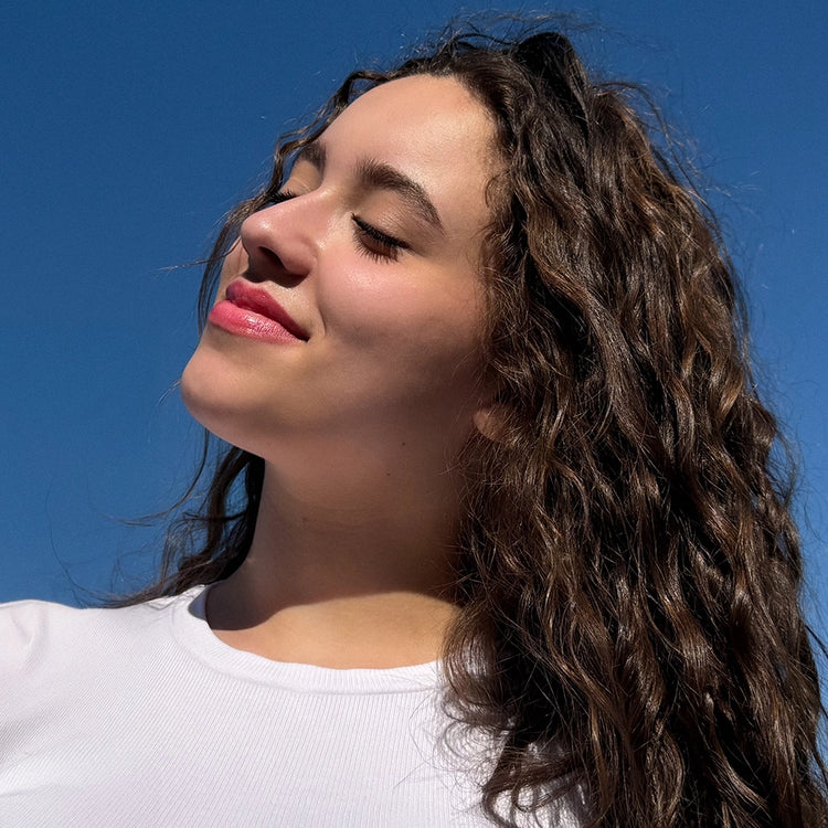 Photo d'un modèle aux cheveux ondulés
