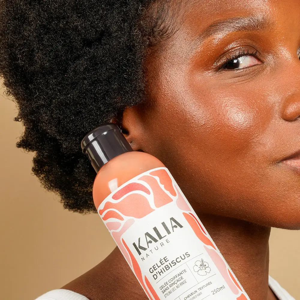 Photo model avec la Gelée d'Hibiscus - Spécialement conçue pour les cheveux texturés, elle offre une fixation forte qui sublime vos boucles tout en gardant un fini léger. 