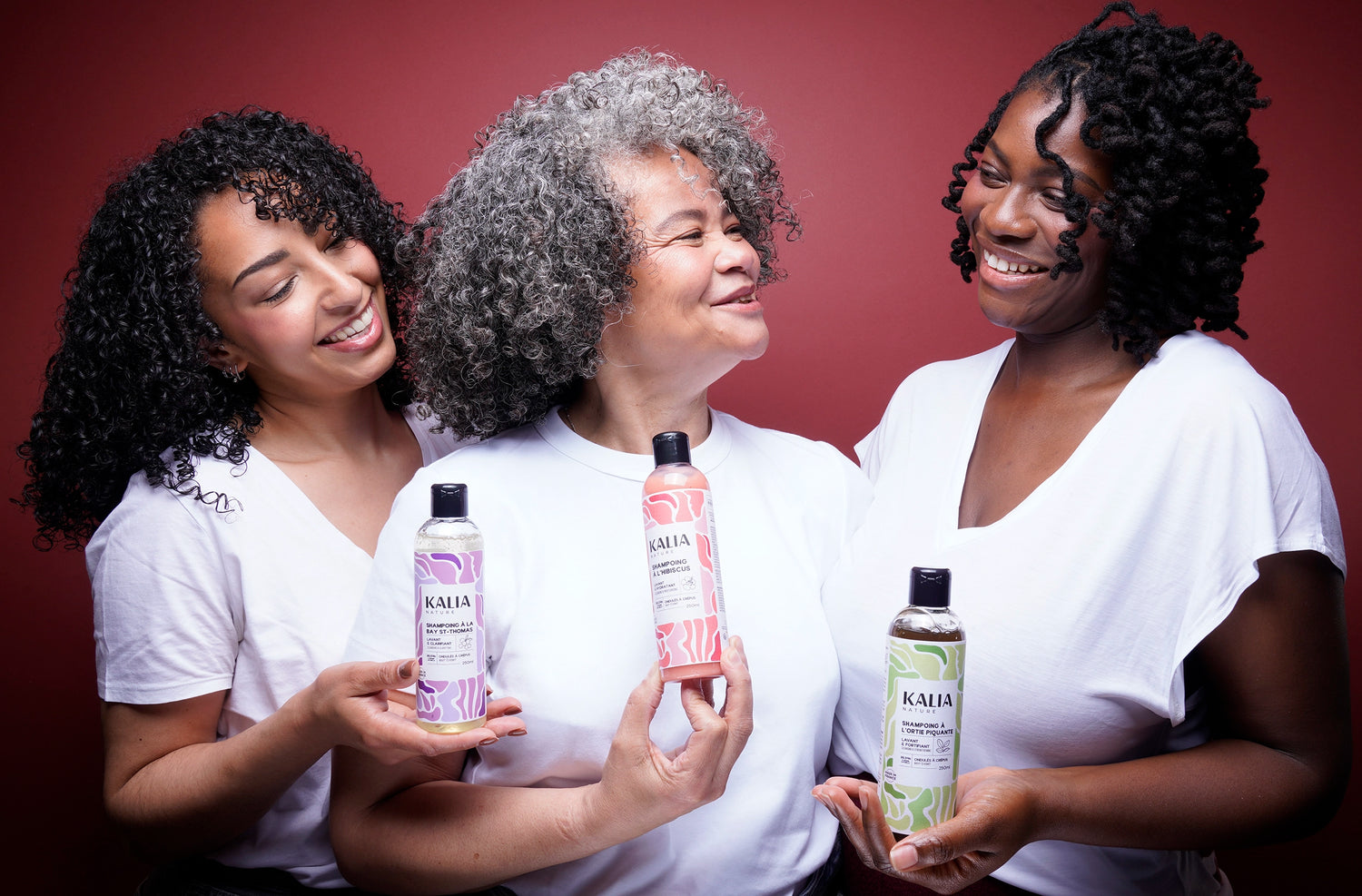 Photo de trois modèles avec des produits de la gamme laver, de Kalia Nature
