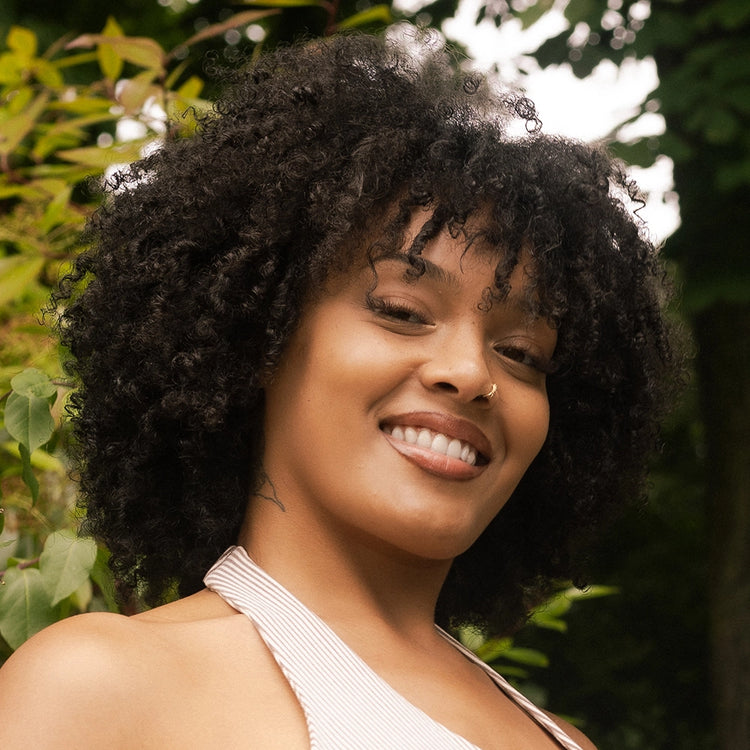 Photo d'un modèle aux cheveux frisés