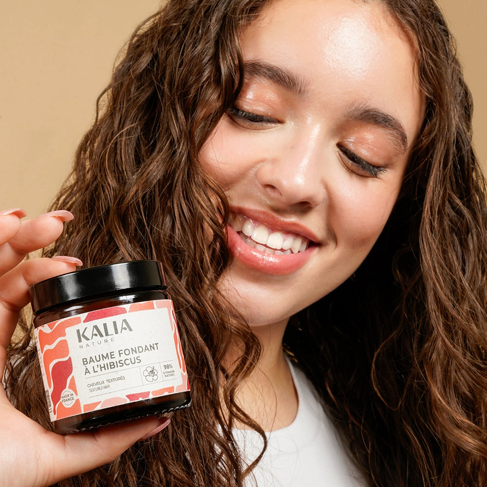 Baume Fondant à l’Hibiscus de Kalia Nature – soin naturel pour cheveux texturés, riche en extraits d’hibiscus et huiles végétales.