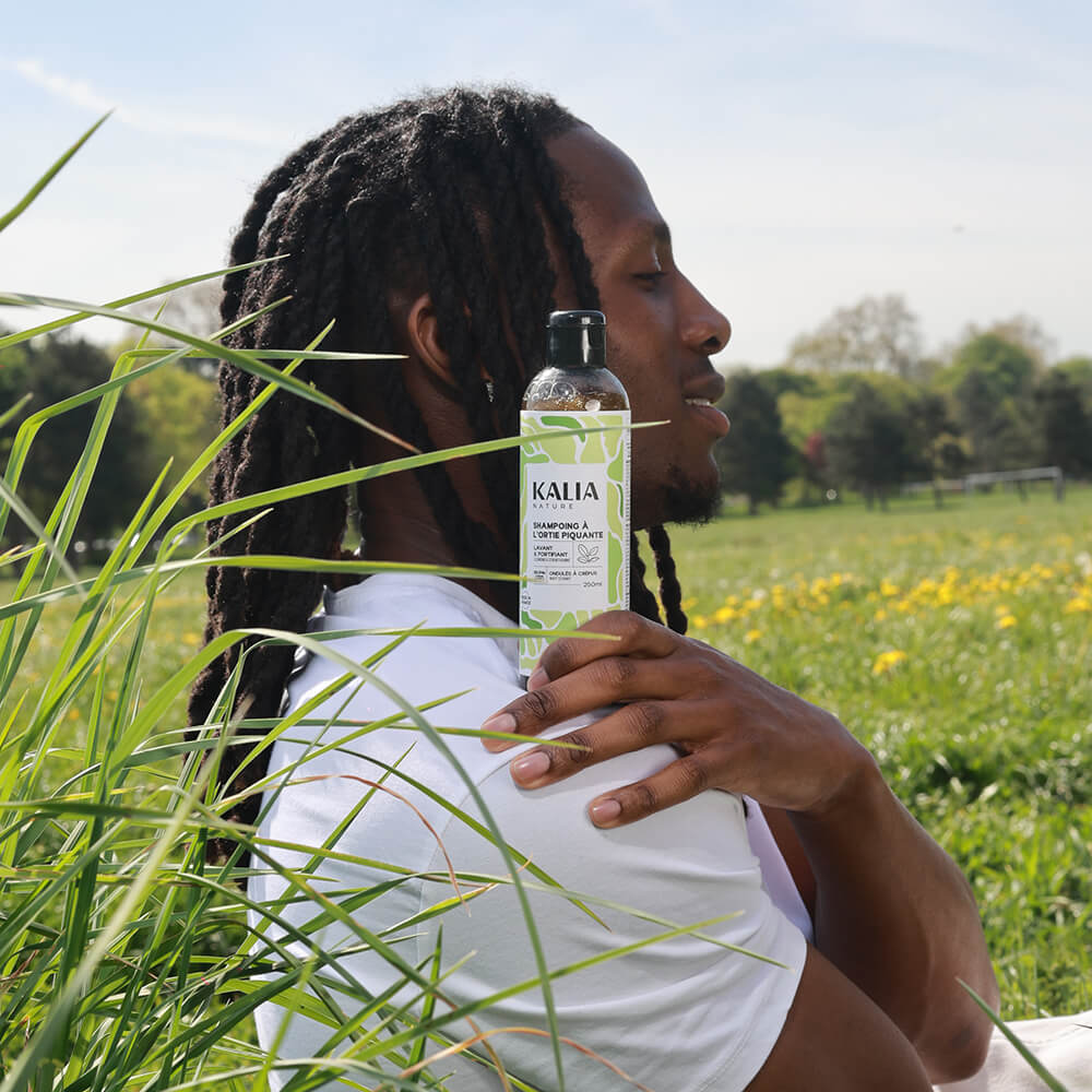 Shampoing à l’Ortie Kalia Nature – nettoie en profondeur, renforce les racines et stimule la pousse des cheveux.