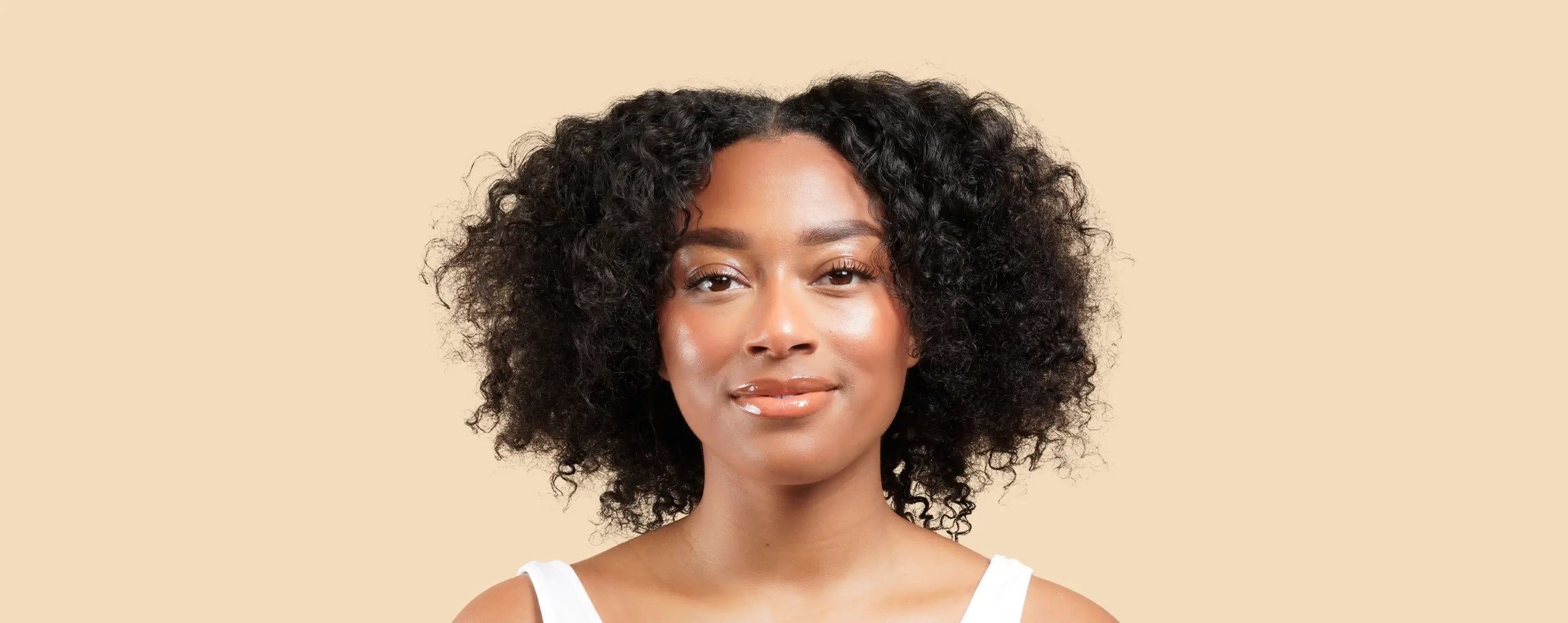 photo cheveux frisés avant d'un modèle 