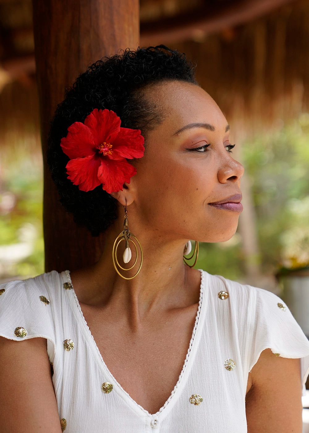 photo de sandrine sophie avec une fleur d’hibiscus dans les cheveux 