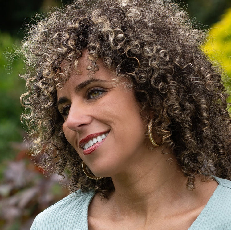 Photo d'un modèle aux cheveux bouclés