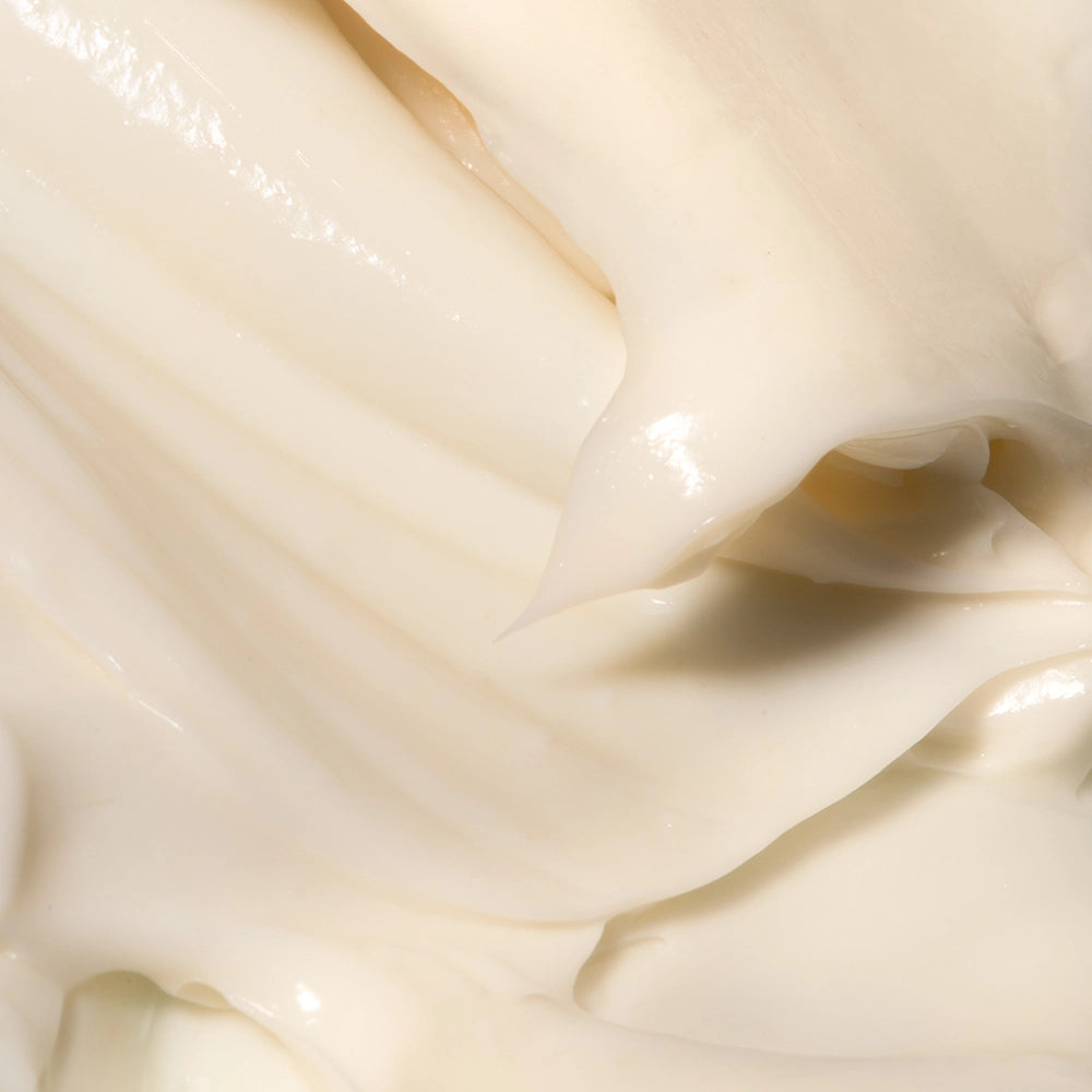 Photo gros plan de la texture de  l'Après-Shampoing à la Sapote Kalia Nature – soin crémeux et nourrissant pour des cheveux doux et faciles à démêler.